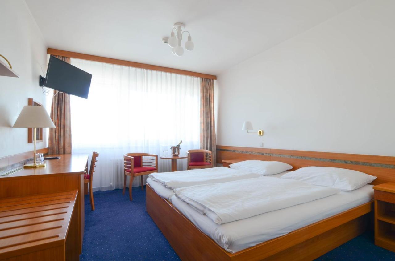 Hotel Ilf Praha Bagian luar foto