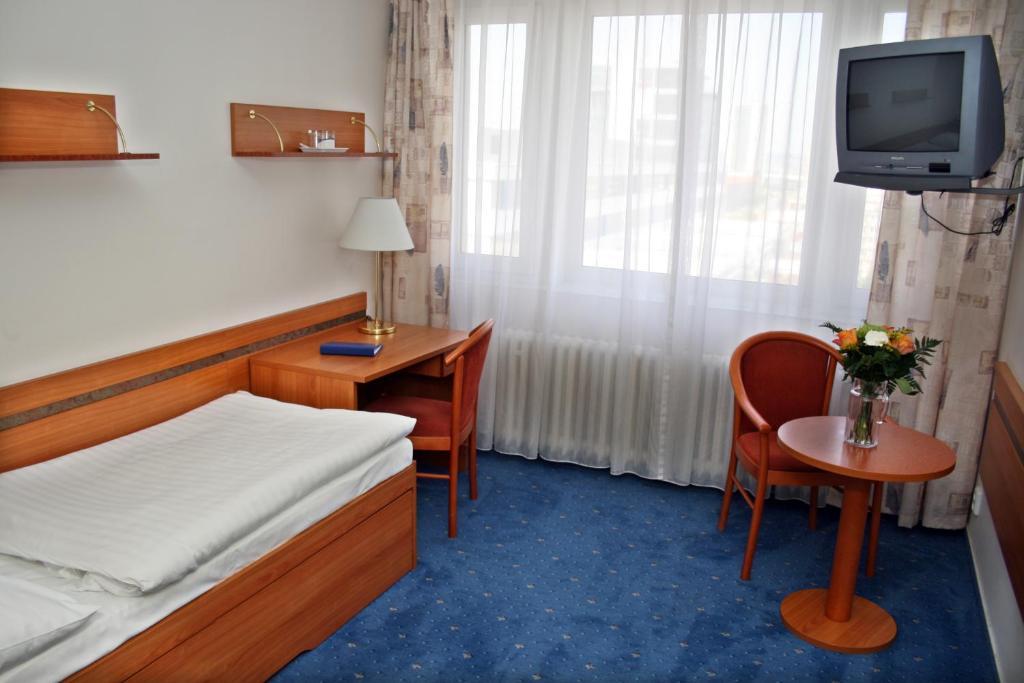Hotel Ilf Praha Bagian luar foto