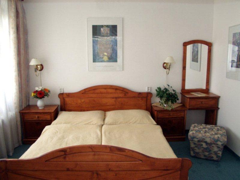Hotel Ilf Praha Bagian luar foto