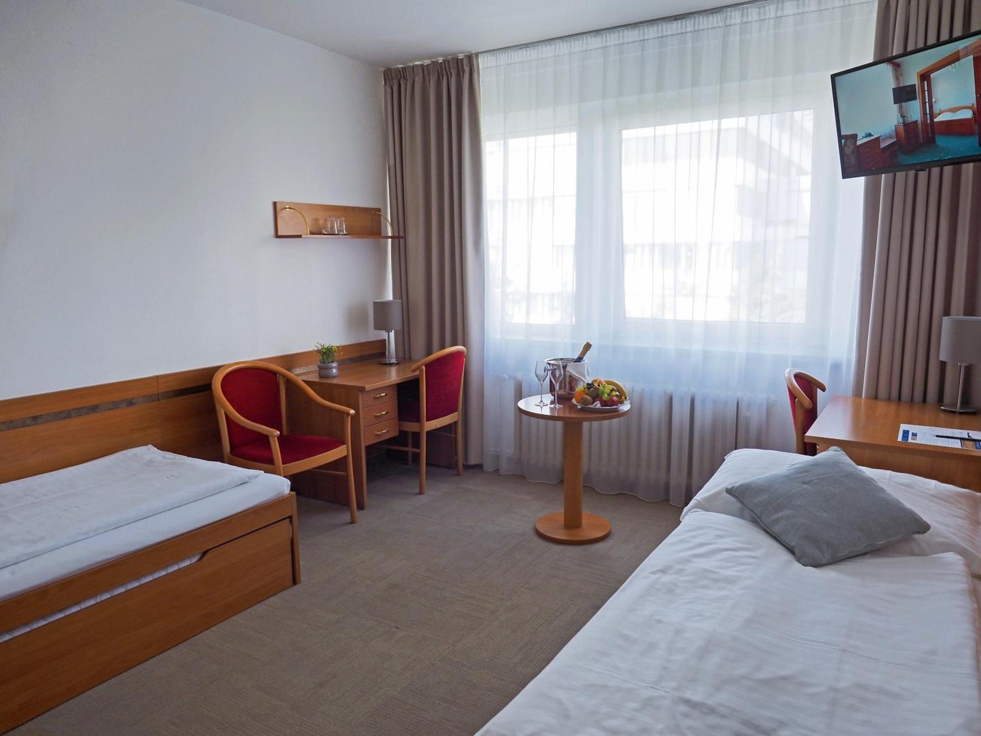 Hotel Ilf Praha Bagian luar foto