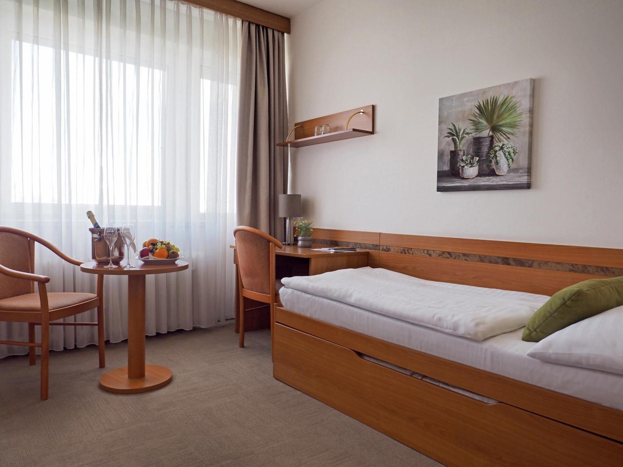 Hotel Ilf Praha Bagian luar foto