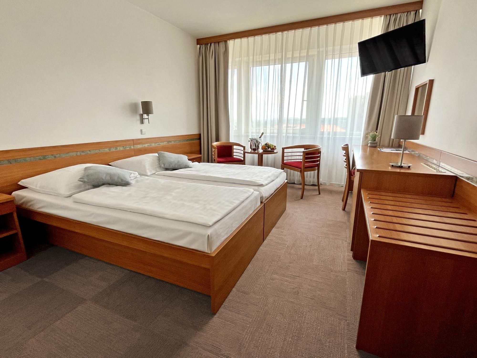 Hotel Ilf Praha Bagian luar foto